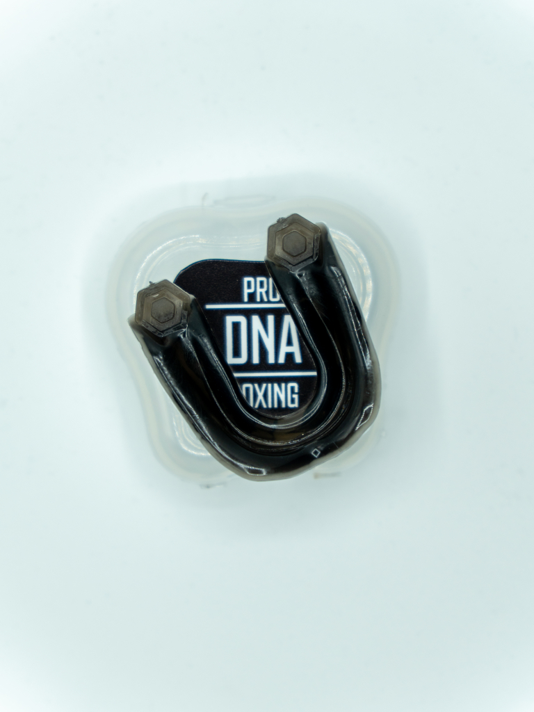 Капа DNA PRO BOXING, бело-черная