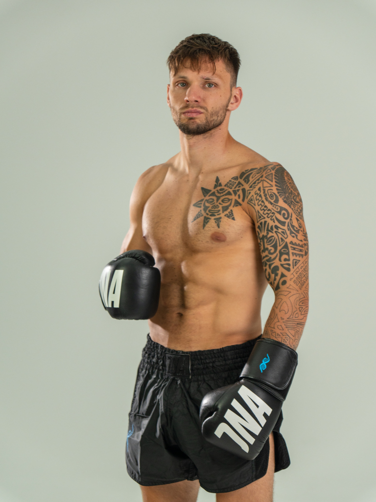 Боксерские перчатки DNA PRO BOXING MTRX, черно-белые