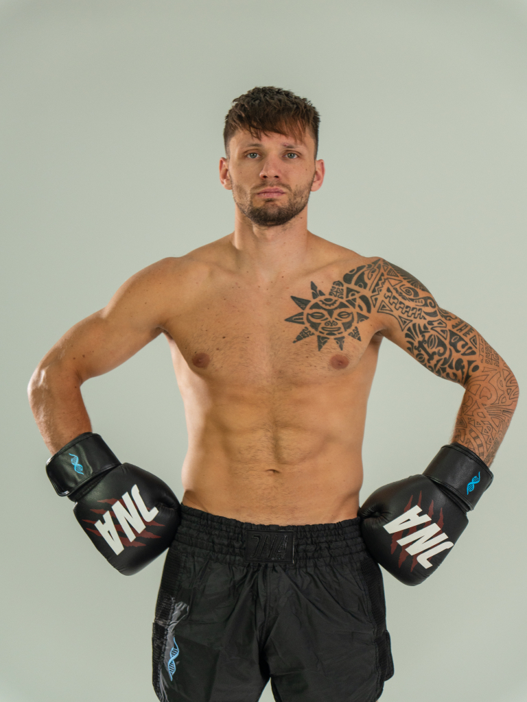 Боксерские перчатки DNA PRO BOXING THAI, черные