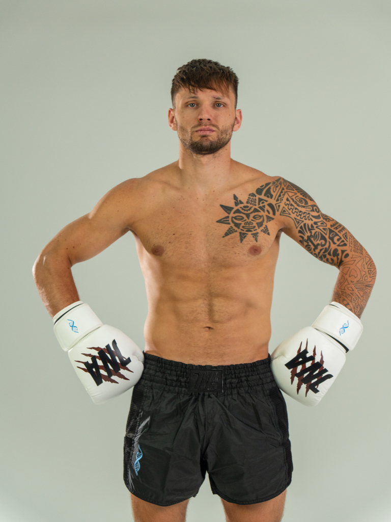 Боксерские перчатки DNA PRO BOXING THAI, белые