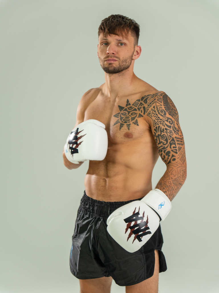 Боксерские перчатки DNA PRO BOXING THAI, белые