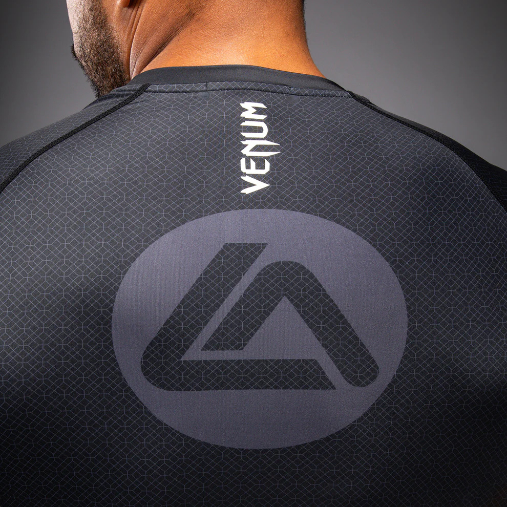 Рашгард с коротким рукавом Venum x Roger Gracie Academy - Black Рашгард с коротким рукавом Venum x Roger Gracie Academy - Black