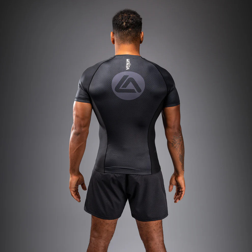 Рашгард с коротким рукавом Venum x Roger Gracie Academy - Black Рашгард с коротким рукавом Venum x Roger Gracie Academy - Black